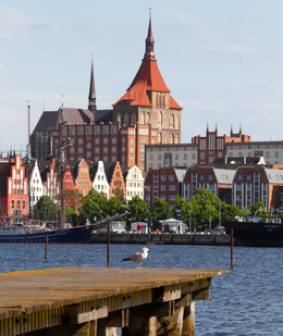 Umzug nach Rostock. Am Flusslauf der Warnow gelegen versprüht Rostock echtes hanseatisches Flair. Das Zentrum mit historischen Backsteinhäusern und Stadthafen lädt zum Spaziergang ein. Umzug nach Rostock - Unternehmen, Dienstleistungen, Infos
