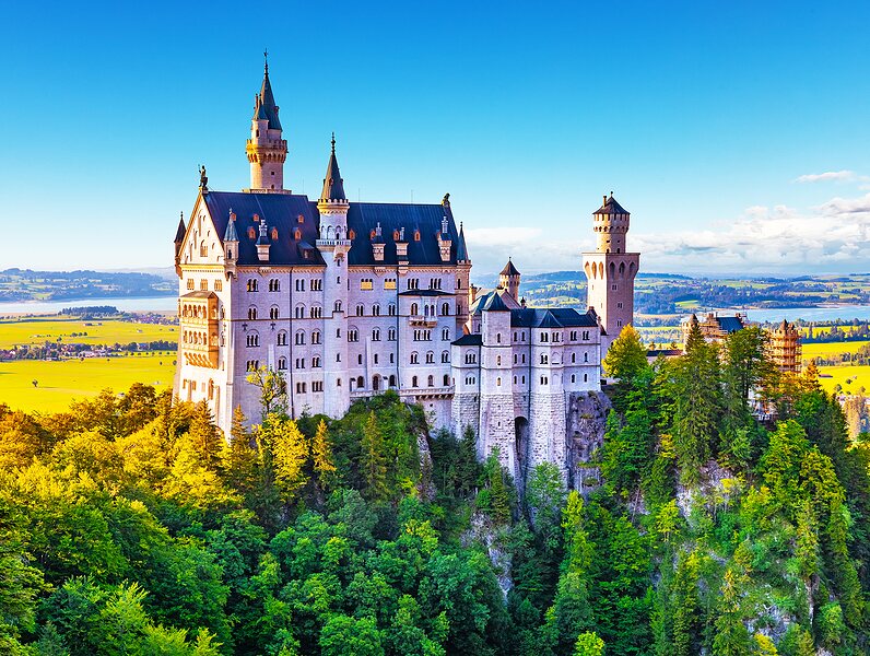 Umzug nach Bayern. Das flächenmäßig größte Bundesland mit seinen pulsierenden Großstädten macht es bei Touristen wie Bewohnern so beliebt. Umzug nach Bayern - Städte, Informationen, Wirtschaft