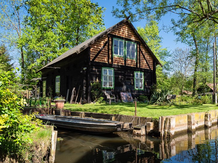 Umzug nach Mark Brandenburg Das Bundesland reizt mit einer Fülle romantischer Landschaften. Umgeben vom Speckgürtel im Herzen des Landes befindet sich die Bundeshauptstadt. Umzug nach Brandenburg - Informationen und Städte