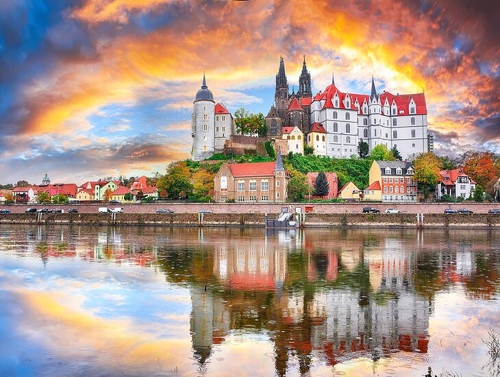 umziehen nach Freistaat Sachsen - Die Albrechtsburg mit Dom in Mei�en liegt unmittelbar an der Elbe und ist ein beliebtes Ausflugsziel.